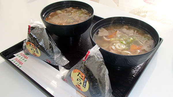 おにぎりと豚汁で軽く食事